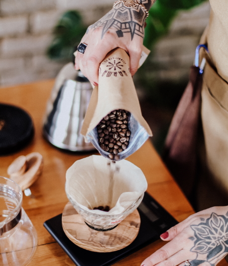 Naemi füllt Kaffeebohnen ein