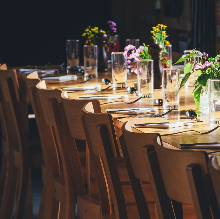 Tisch by Annie Spratt (Unsplash)